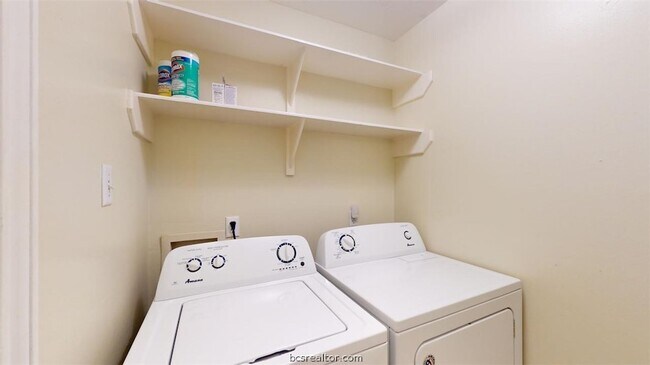 Building Photo - 810 Camellia Ct