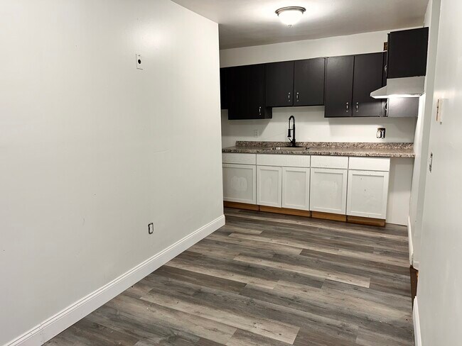 Building Photo - 1295 E Main St