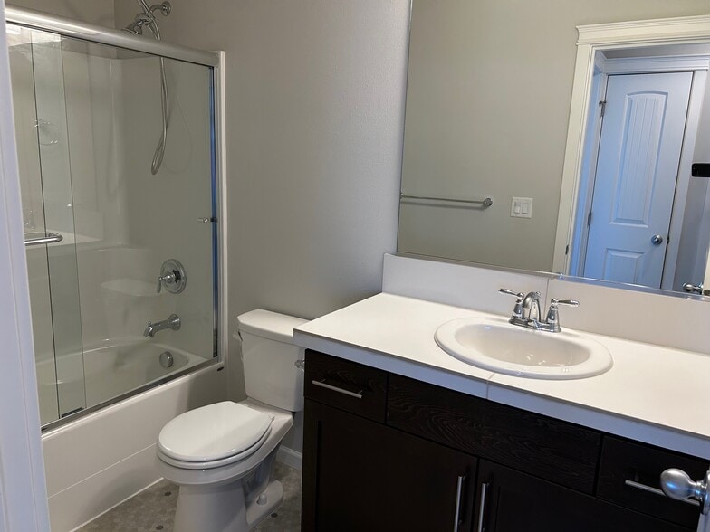 Upstairs Bathroom - 4546 Sagecrest Dr NE