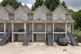 Building Photo - 4 bedroom Townhome Near LSU in a Gated Community
