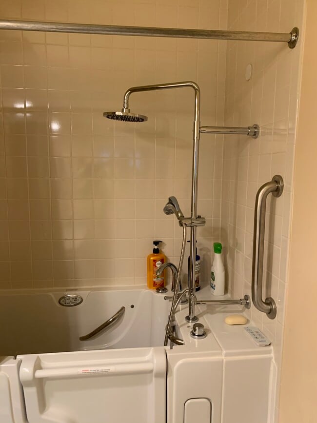 Shower - 10000 Goldenwood Ct