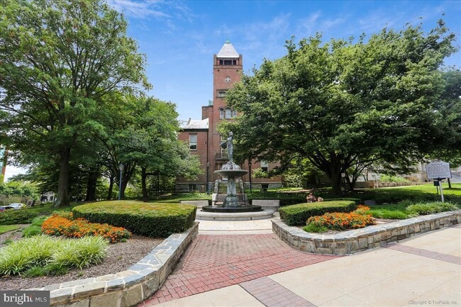 Building Photo - 4 Monroe St