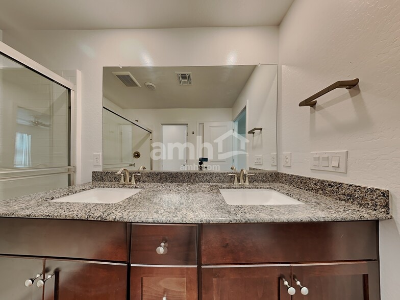 Building Photo - 658 W Bosal Dr