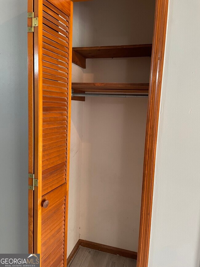 Building Photo - 211 N Woodvalley Dr