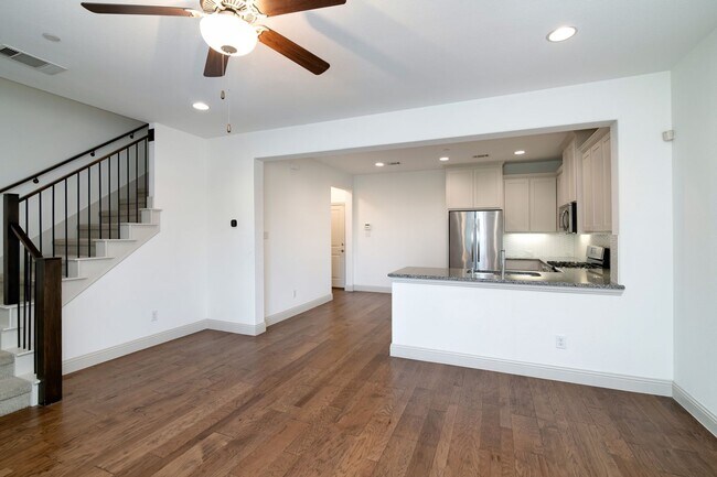 Building Photo - Beautiful 3 Bedroom Luxury Townhome, MCKIN...