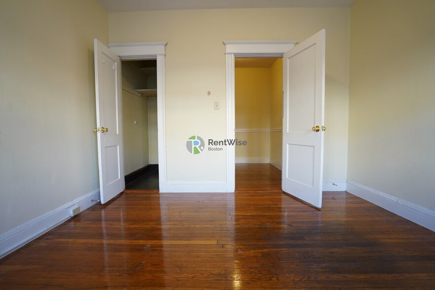 Building Photo - 221 Kelton St