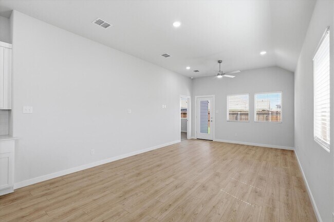 Building Photo - 508 Green Grass Dr