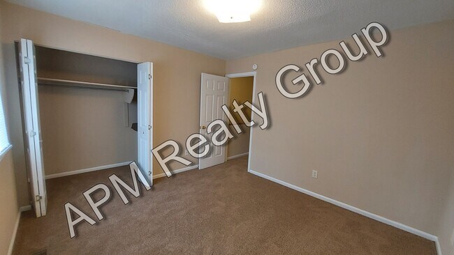 Building Photo - St. Andrews townhouse - 50% off first month!