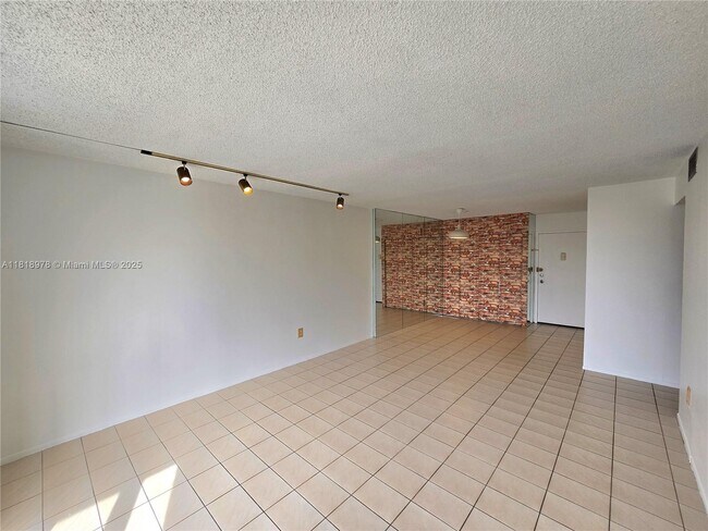 Building Photo - 2500 NE 135th St