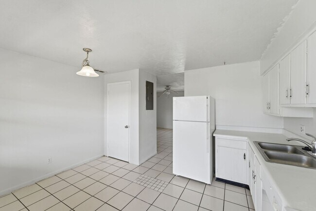 Building Photo - Modern & Spacious 2-Bedroom Apartment in Serene Oakridge Orlando