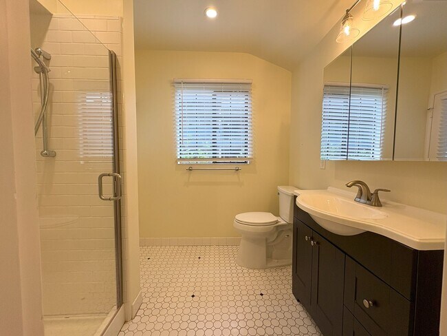 Building Photo - Beautifully Updated 2BR/2BA – Yard & Garage
