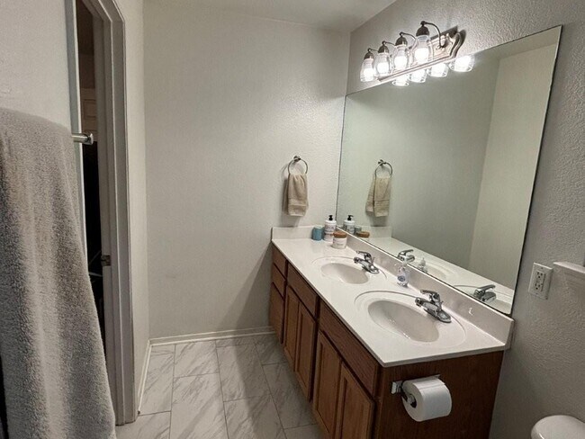 Building Photo - 6 Hart Ln