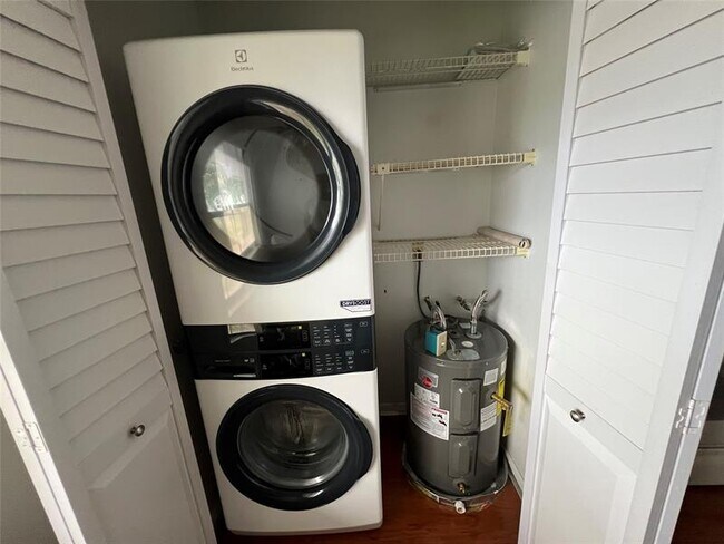 Building Photo - 14747 Cumberland Dr