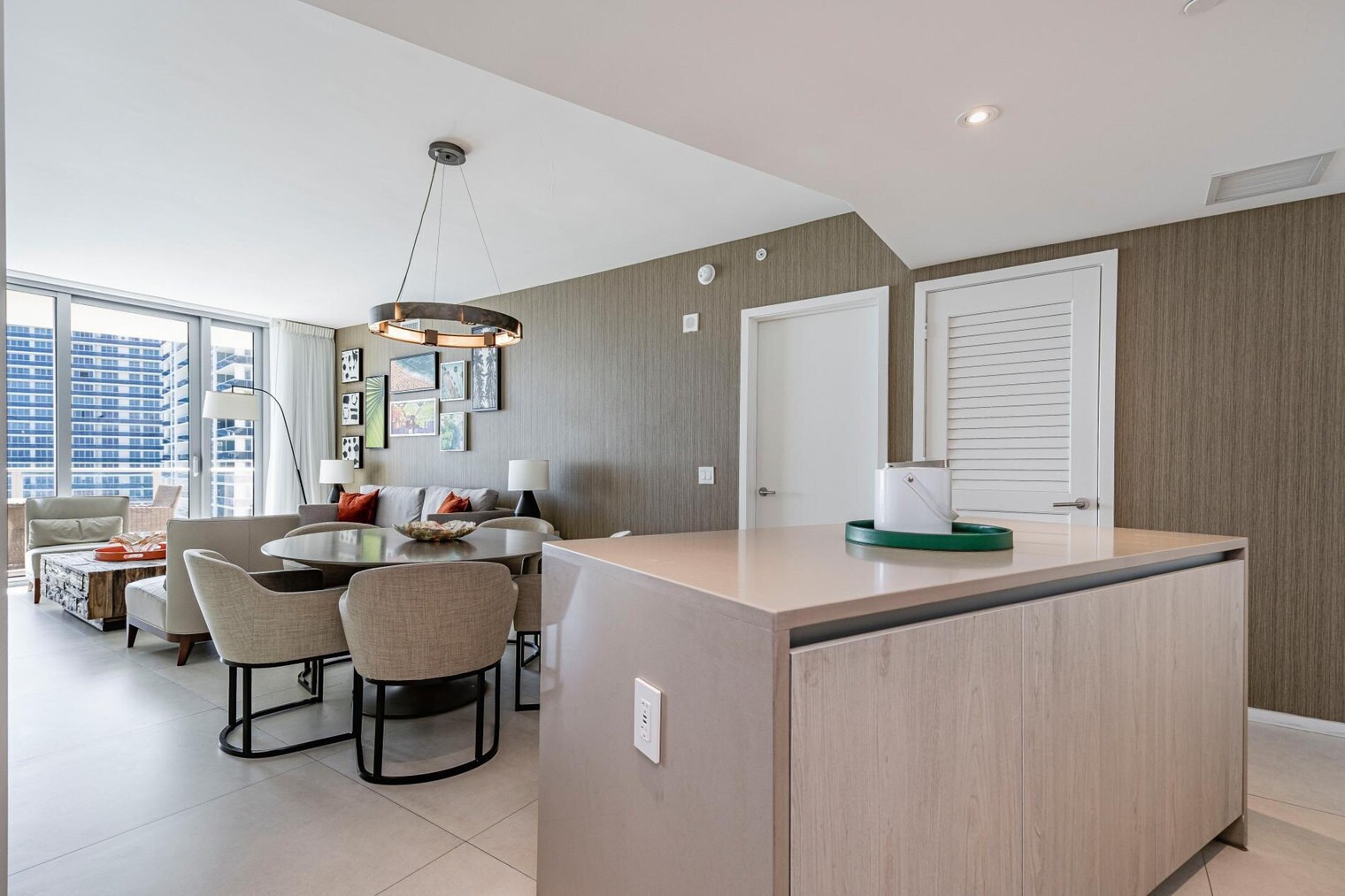 Building Photo - 4011 S Ocean Dr