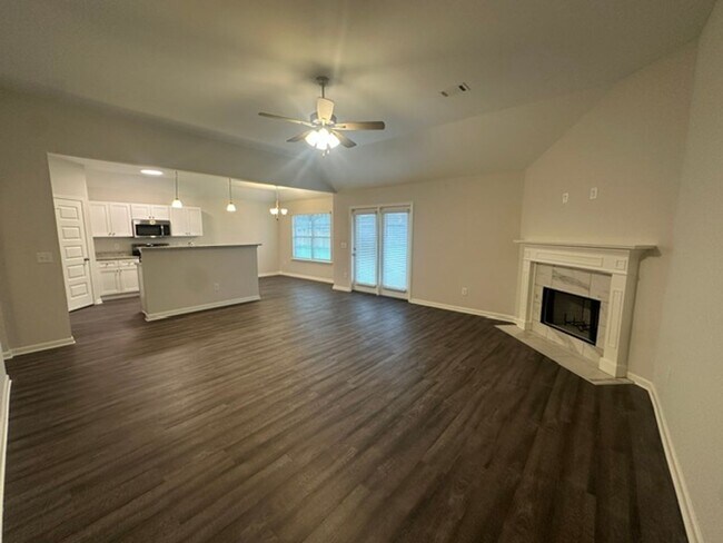 Building Photo - 444 Country Club Dr