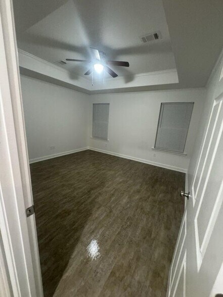 Building Photo - 402 W Cherry St