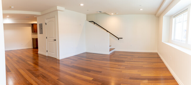 Large Spacious Living Area - 5906 Murietta Ave