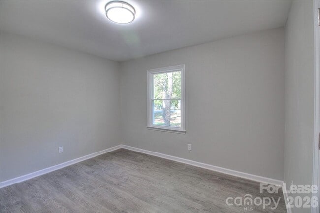 Building Photo - 1300 Sharon Dr