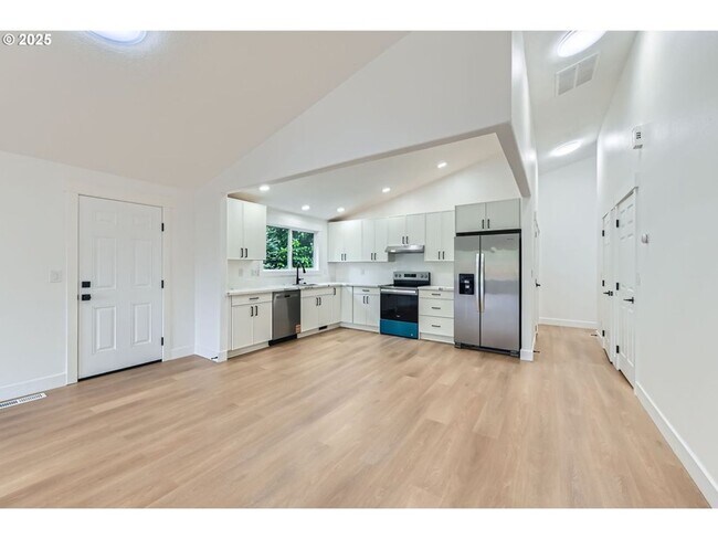 Building Photo - Charming One - Level