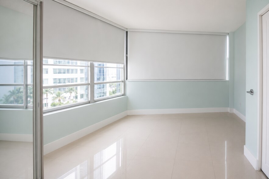 Building Photo - 825 Brickell Bay Dr