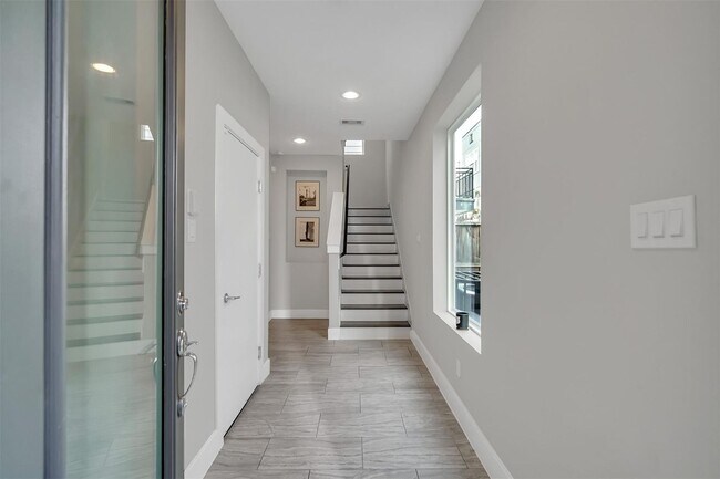 Building Photo - Stunning Like New Townhome Close to Med Ce...