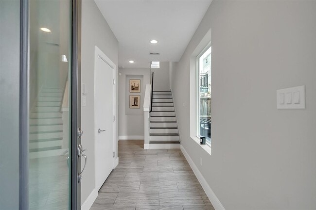 Building Photo - Stunning Like New Townhome Close to Med Center!