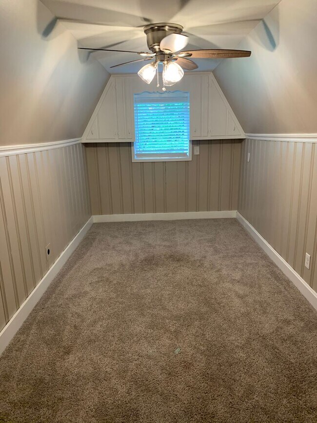 Building Photo - 1410 Calvin Ave