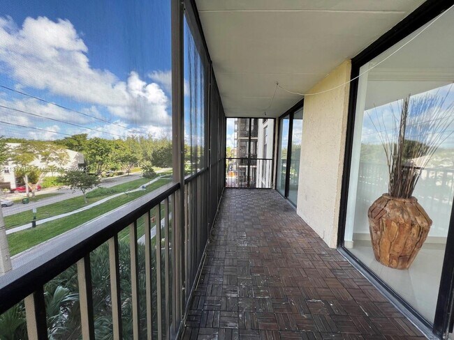 Building Photo - 2500 NE 135th St