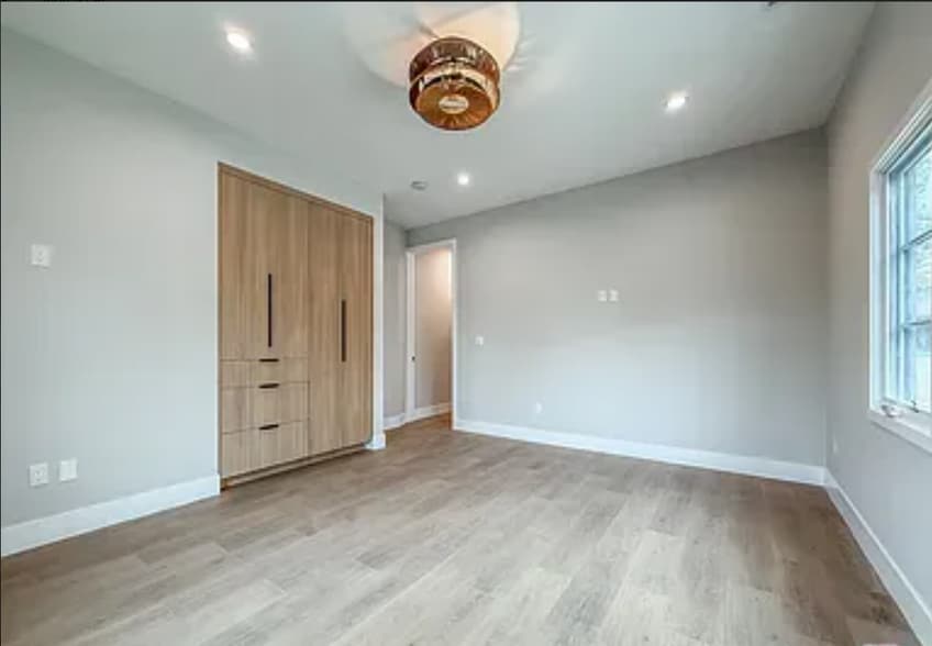 Building Photo - 150 N Arnaz Dr