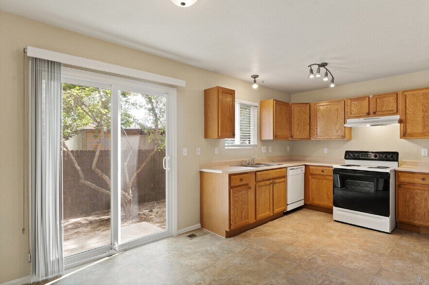 Building Photo - Move-In Ready 2-Bed Townhome with A/C & Fi...
