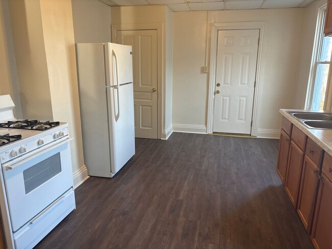 Building Photo - 3 Bedroom 1 Bath 2nd/3rd Floor Apartment-York City SD