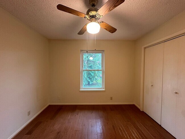 Building Photo - Coming Soon! 3 Bedroom 2 Bath in Whitehous...