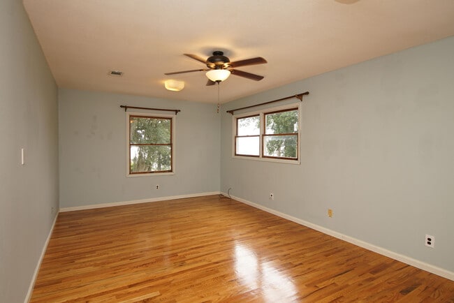 Building Photo - 223 S Bayshore Dr