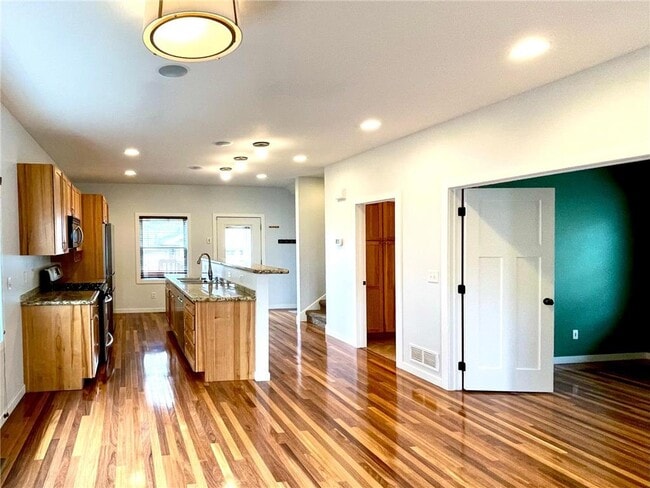 Building Photo - 403 Monroe Ave S