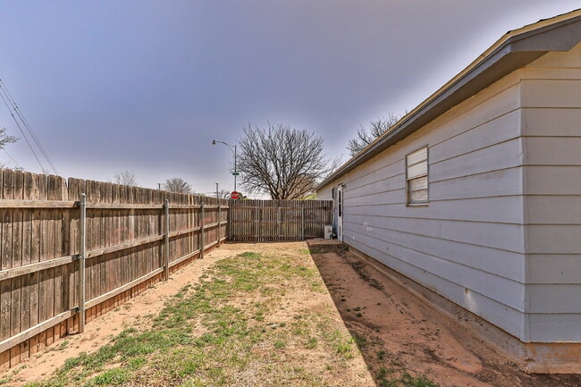 Building Photo - Cute 3 Bedroom 1 bathroom Home