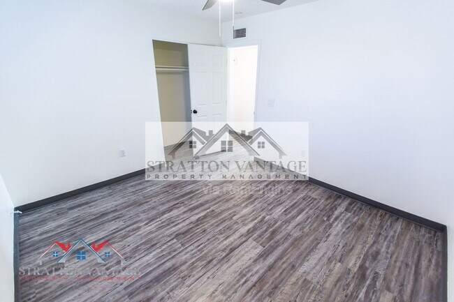 Building Photo - 2526 E Juanita Ave