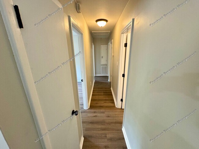 Building Photo - Elegant Elkin!