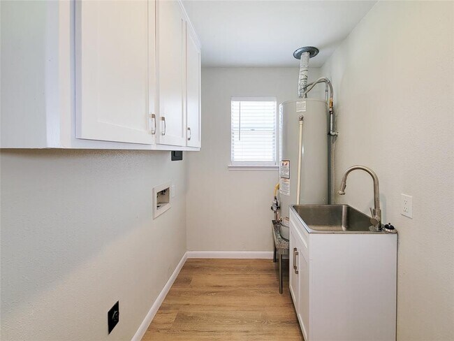 Building Photo - 25911 Maplewood Dr