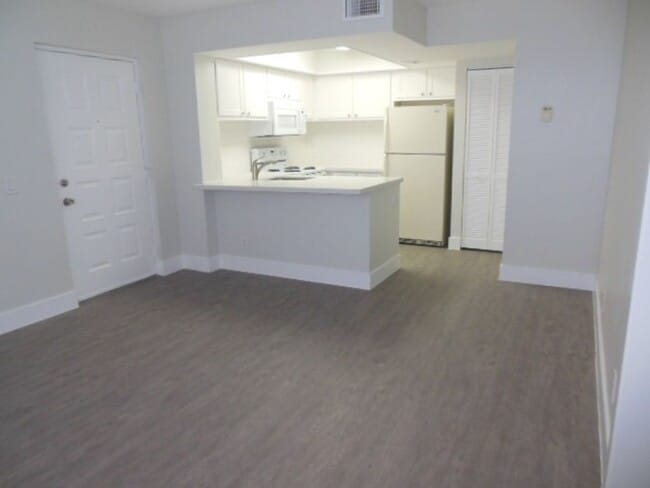 Building Photo - Move-In Ready Rental near Tanger Outlets!