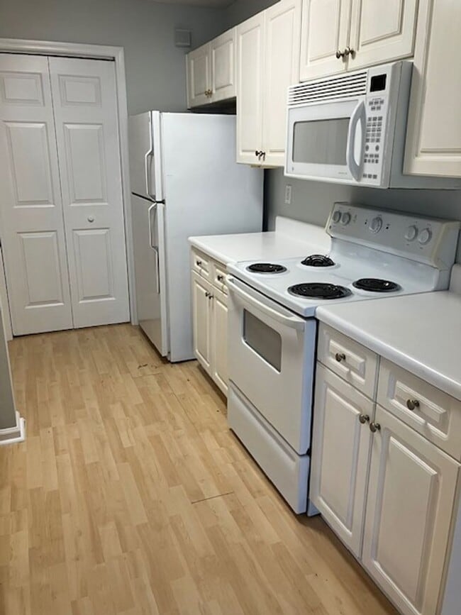 Building Photo - 901 Litchfield Way