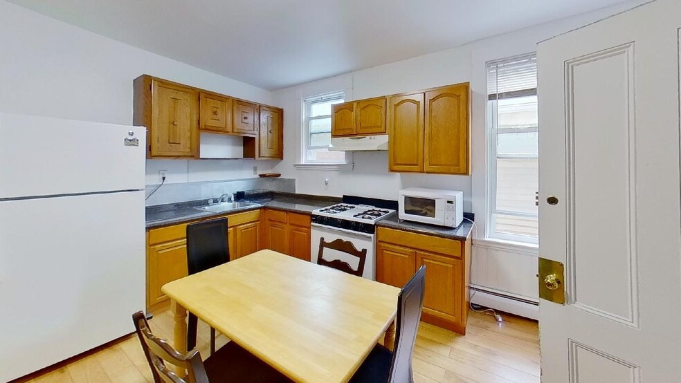 Eat in Kitchen lower duplex - 60 Calumet St