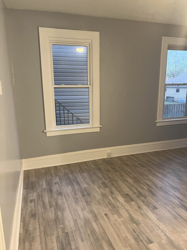 Building Photo - 1341 E Long St