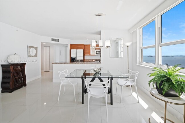Building Photo - 1155 Brickell Bay Dr