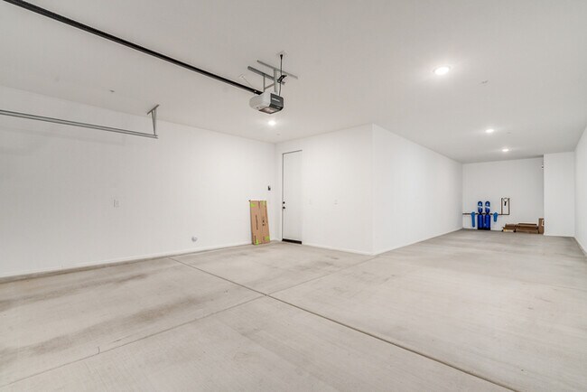 Building Photo - Amazing 4BR 2.5BA Home w/ 3-Car Tandem Garage • Pool Access • Yard w/ Fire Pit in Saguaro Trails