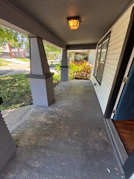 Building Photo - 1134 S Xanthus Ave