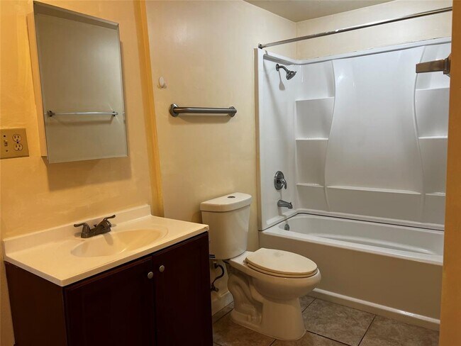 Building Photo - 102 E Carrie Manor St