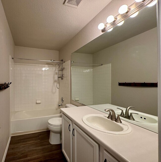 Building Photo - Beautiful & Updated 4 Bedroom / 3.5 Bath Home – Available Now!