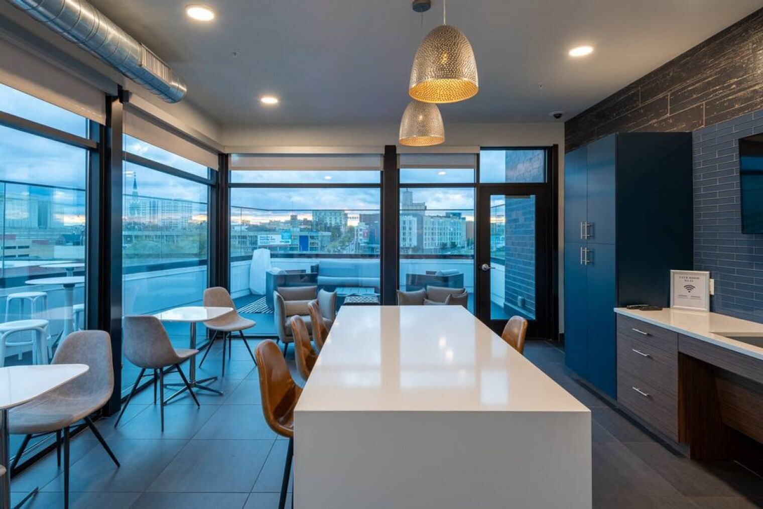 Building Photo - 550 W Juneau Ave