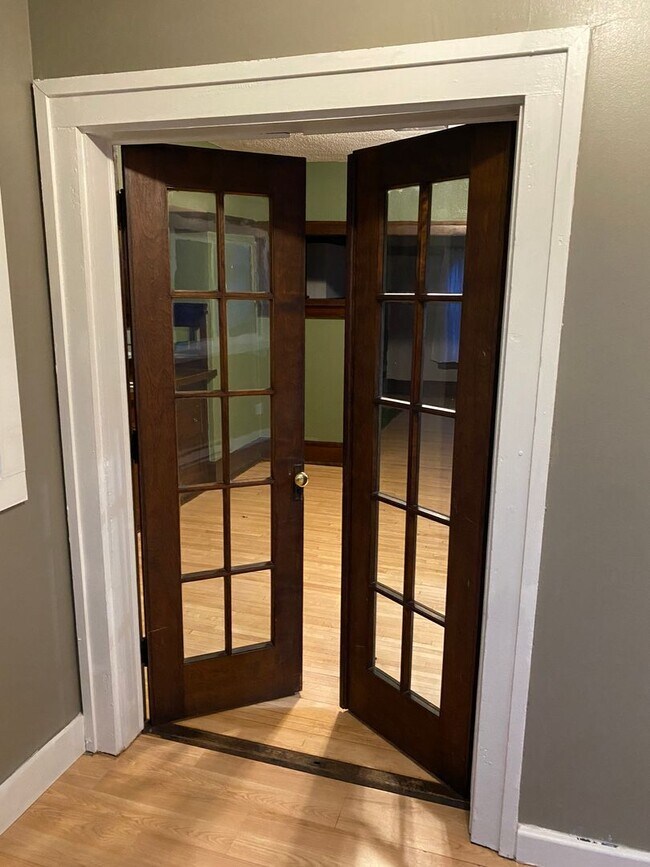 Building Photo - 2016-2018 E 6th Street