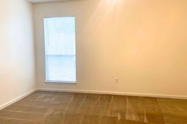 Building Photo - Charming Brick Home in a Cul-de-Sac!